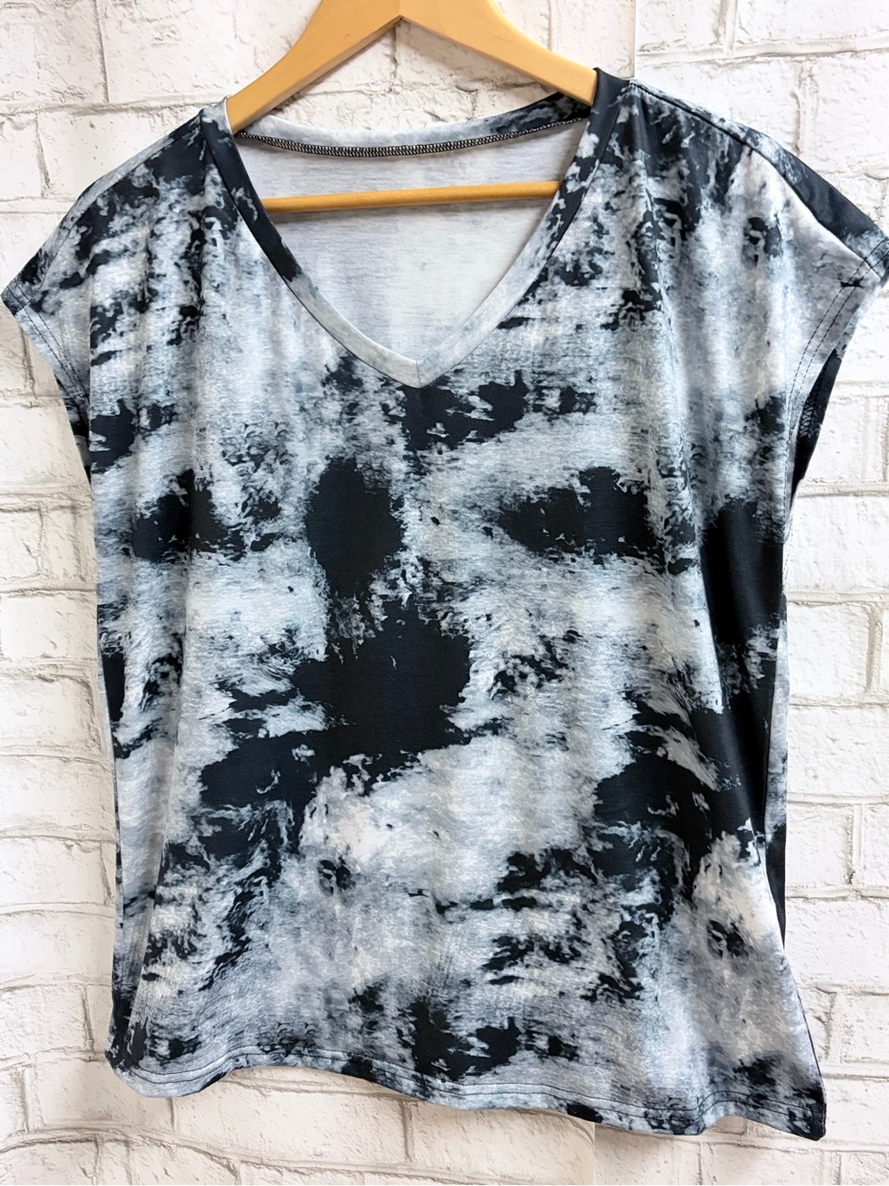Women’s V-Neck Tie-Dye Short Sleeve Tee NEW